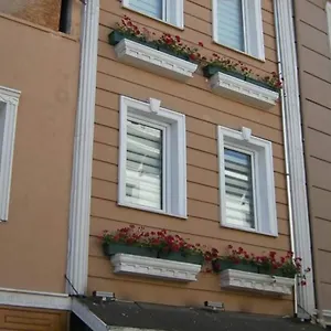 Tiny Turquoise Otel